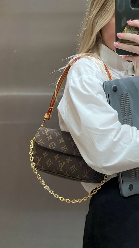 Louis Vuitton Sac portefeuille Ivy sur chaîne Marron